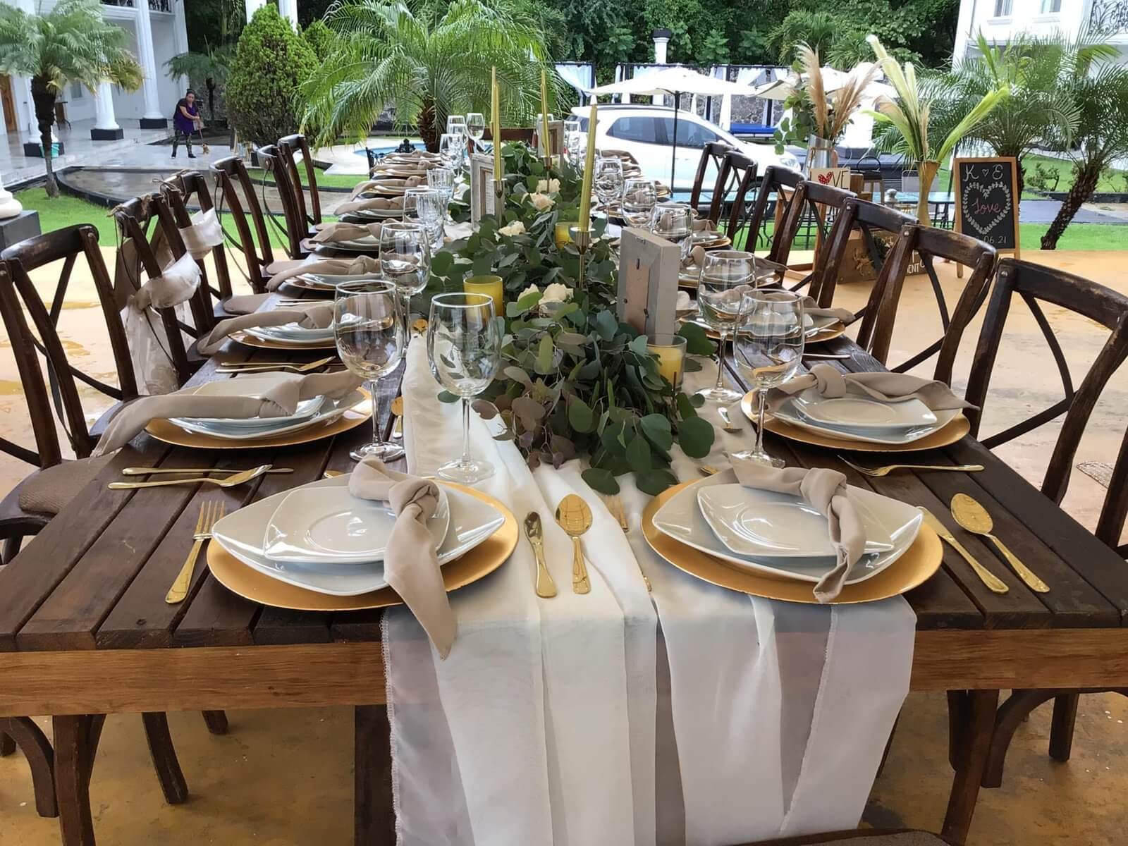 Montaje boho con centros secos y copas ámbar