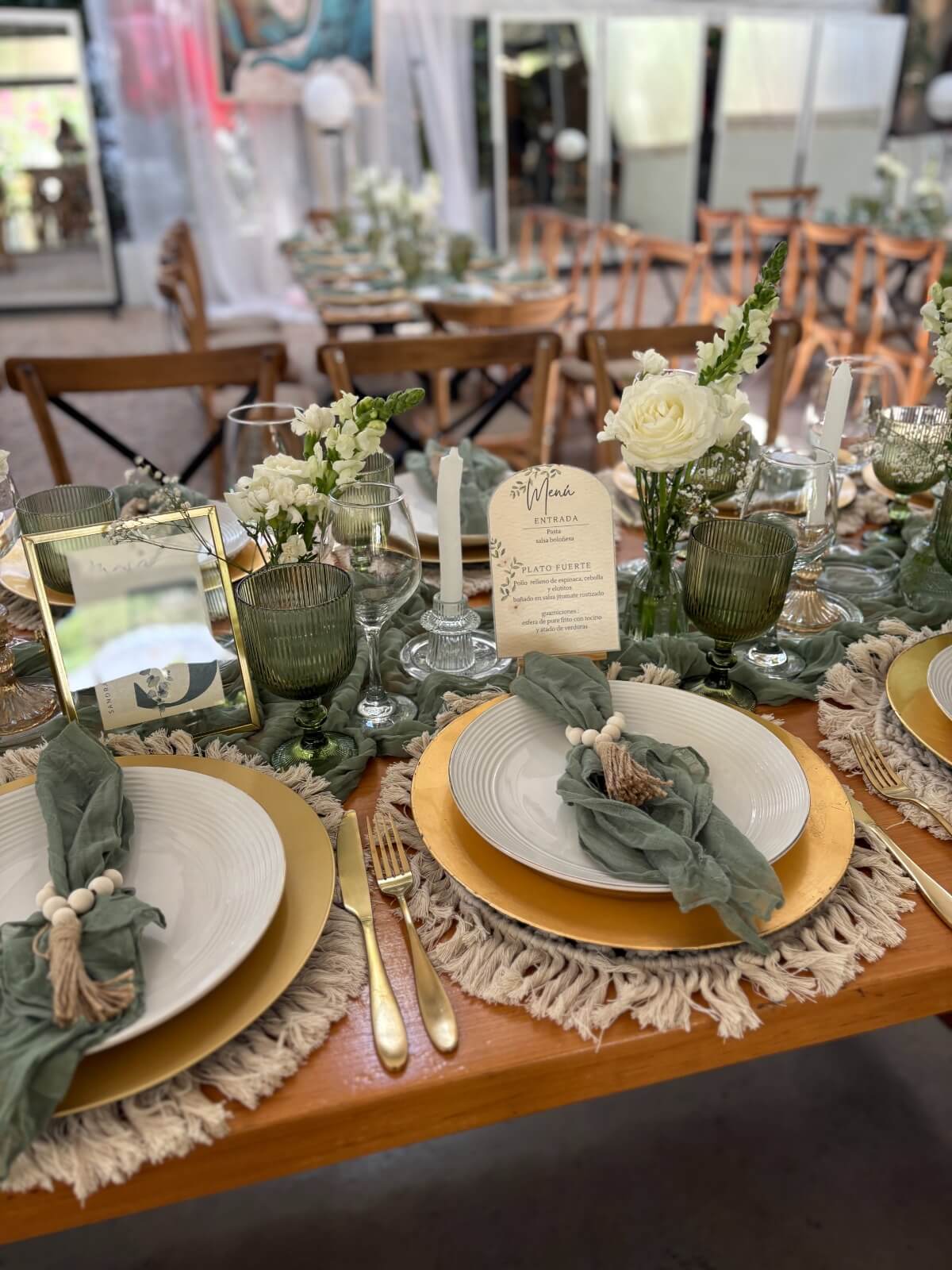 Montaje de banquete en jardín