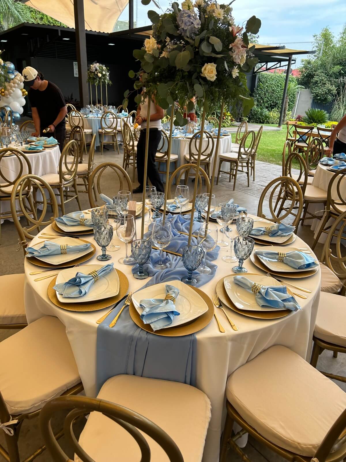 Mesa decorada en tonos verdes y dorados