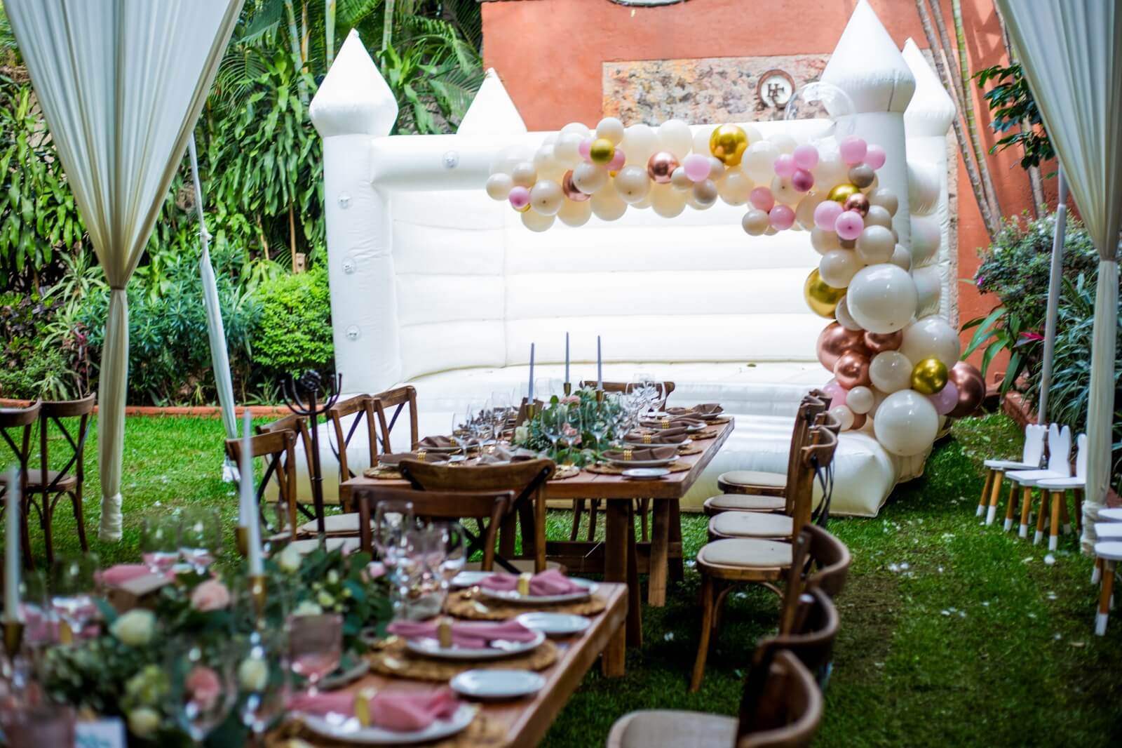 Montaje redondo en tonos azul cielo y dorado