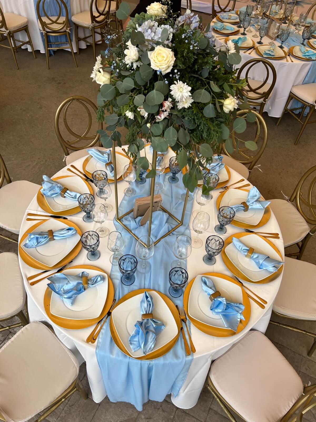 Mesa larga estilo campestre con follaje seco